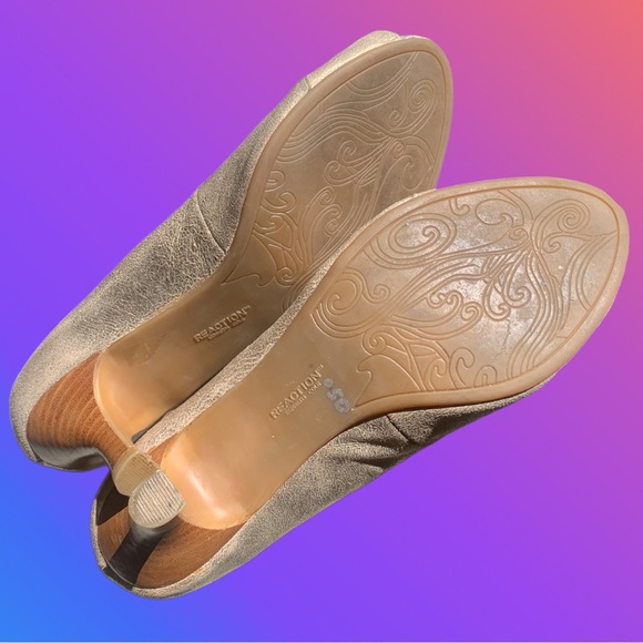 Reaction by Kenneth Cole gold peep toe heels - Picture 10 of 13